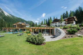 Гостиница Hotel Dolomitenhof & Chalet Alte Post  Сесто